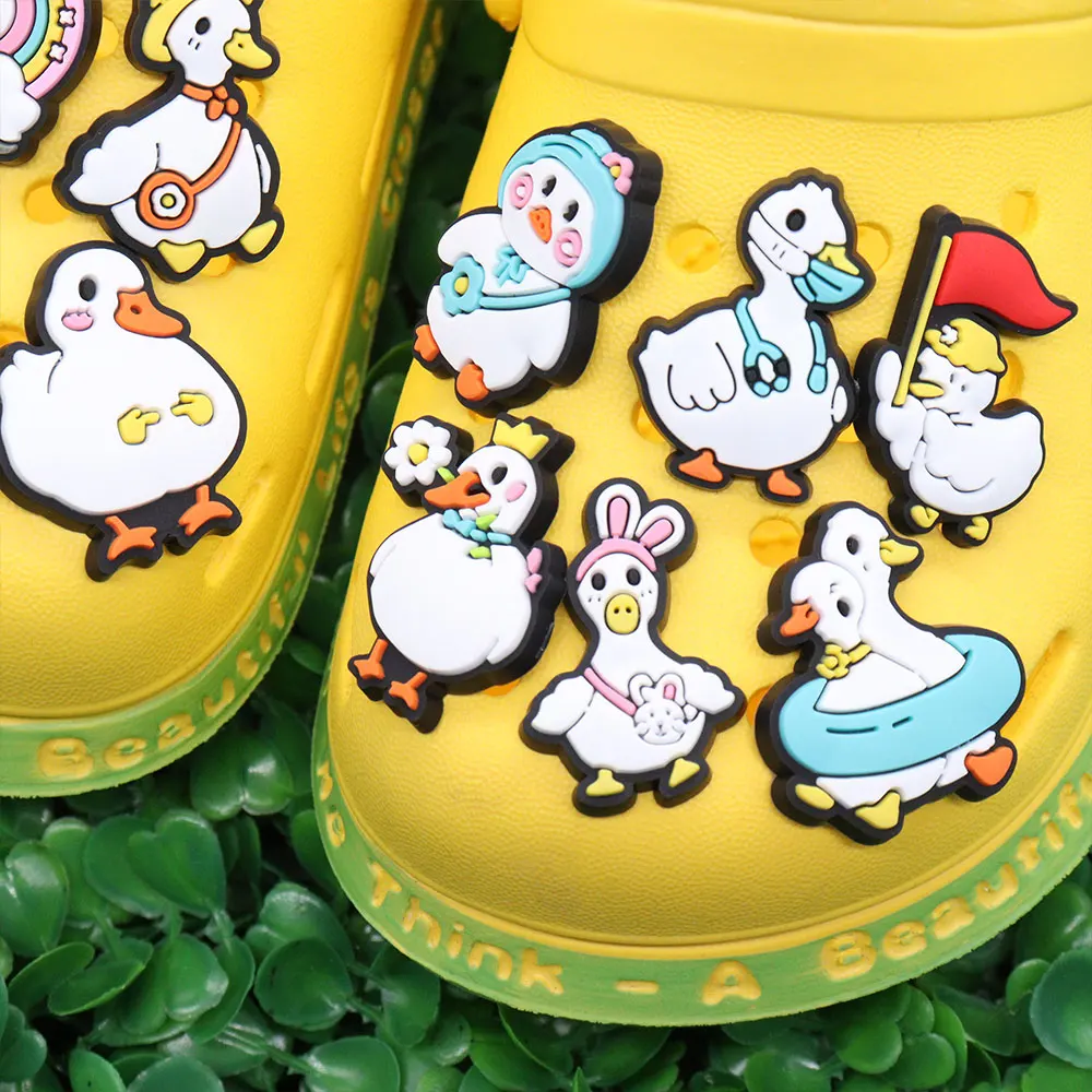 50 adet PVC Bahçe Ayakkabı Aksesuarları Sevimli Beyaz Ördek Koyun Tavşan Ayakkabı Dekorasyon Fit Croc Jıbz Charm Erkek Kız Parti Mevcut