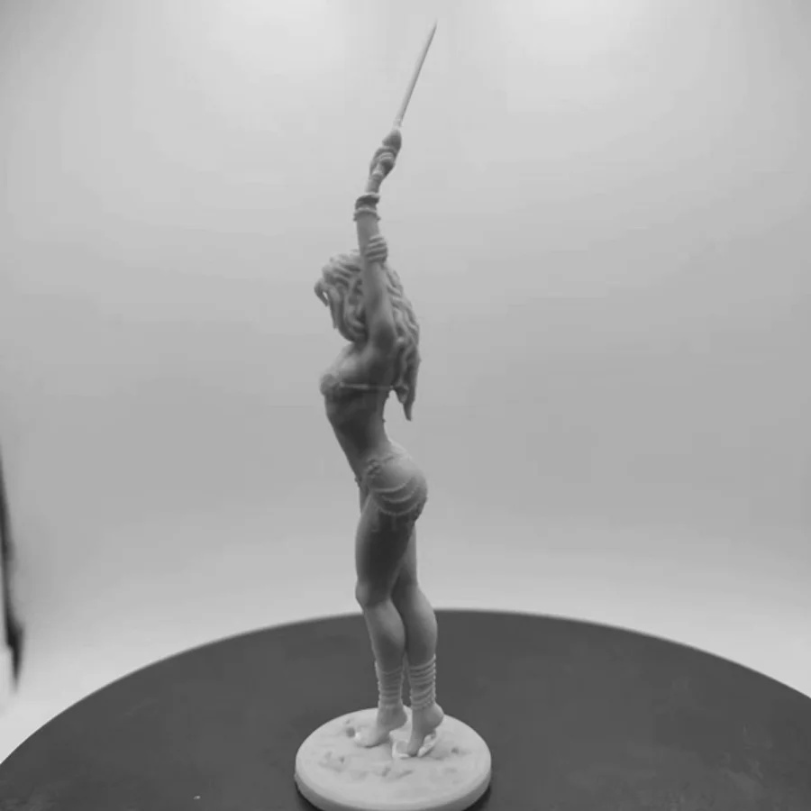 Seksi Kadın Kılıç Ustası 1/24 Ölçekli Reçine Monte Model seti Minyatür Heykeli Demonte Boyasız Ücretsiz Kargo DIY Oyuncaklar