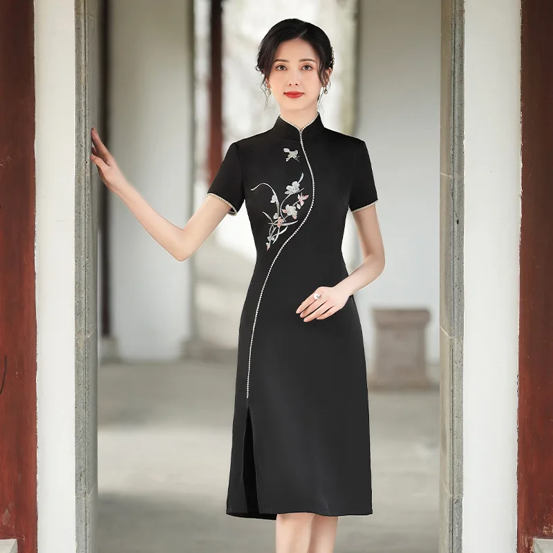 Seksi Nakış Saten Çin Cheongsam Boncuklu Mandarin Yaka Kısa Kollu Elbise Düğün Kostümleri Resmi Elbise