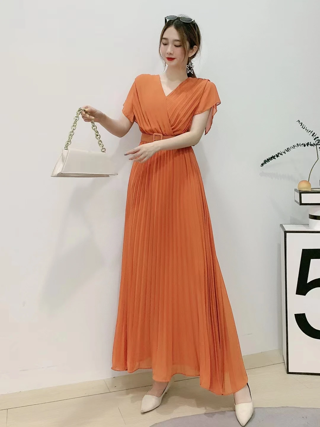 2023 Yeni Yaz Kadın V Yaka Kısa Kollu Kemer İnce uzun elbise Kore Moda Yüksek Kaliteli Pilili Düz Renk şifon elbise