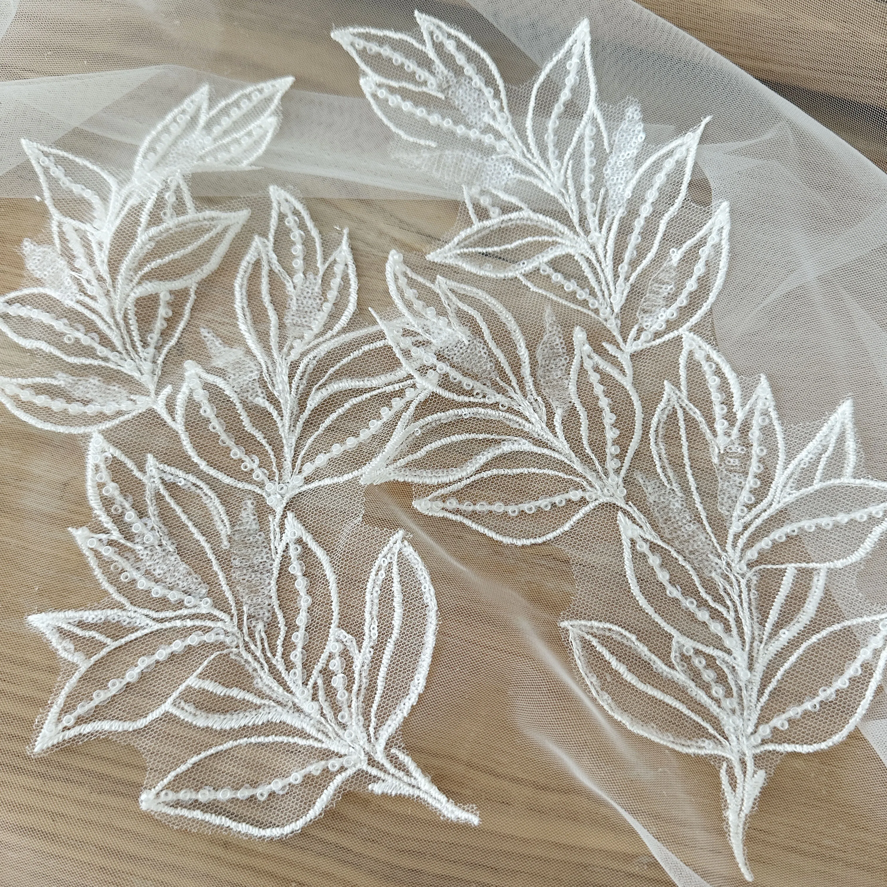 6 adet 3D Boncuklu Yaprak Gelin Aksesuarları, Dikiş DIY Malzeme Temizle Pullu Çiçek Nakış Dantel Aplike Kapalı Beyaz