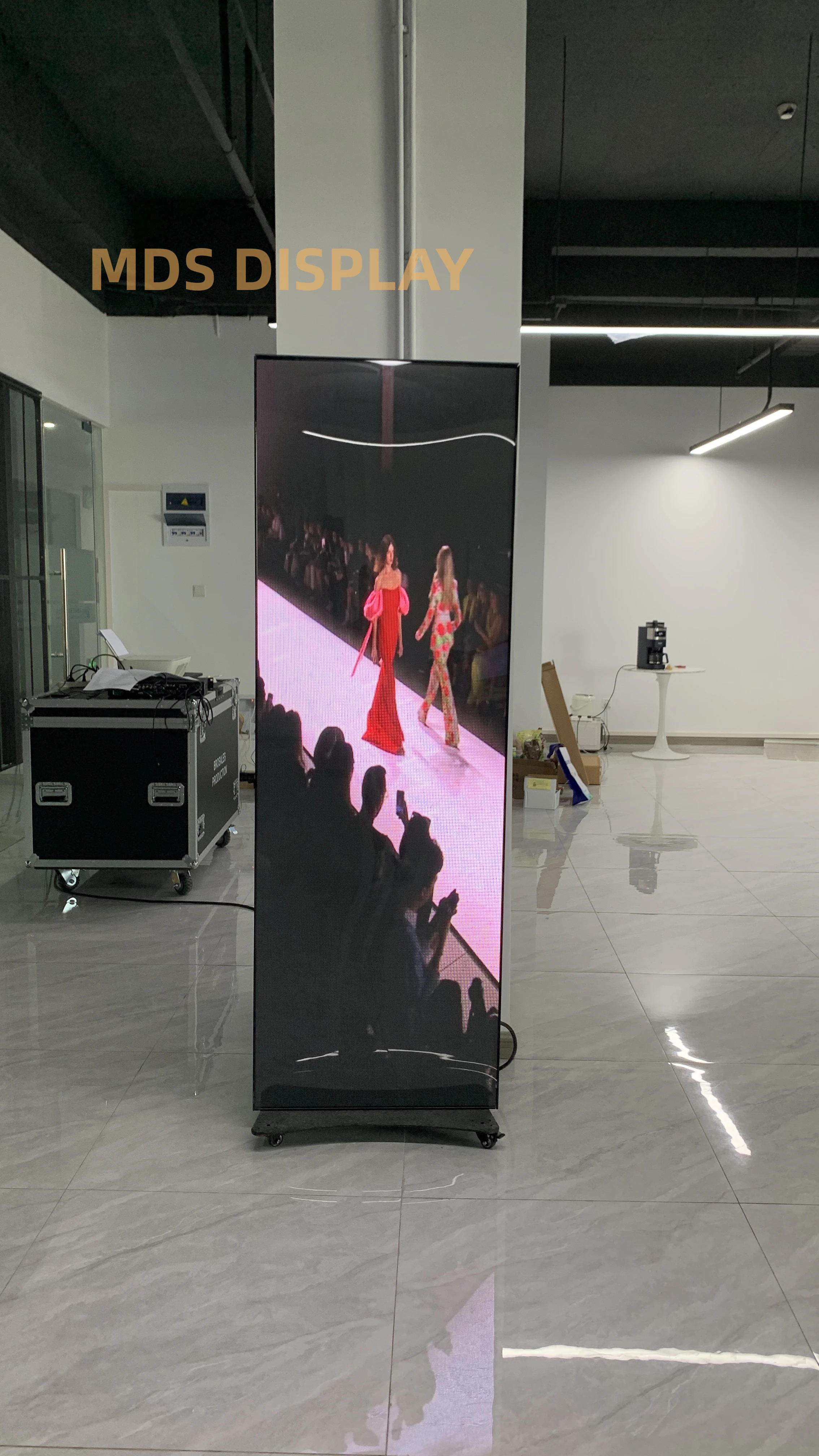 Reklam etkinliği Ariaa için zemin standı hareketli p2.5 kapalı dijital tabela LED Poster ekranı