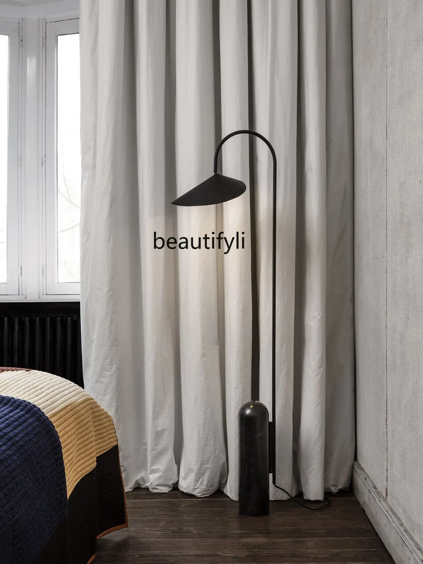 Tasarımcı Mermer Taban Oturma Odası Yatak Odası Zemin Lambası Minimalist Çizgi Kanepe Dikey Lamba